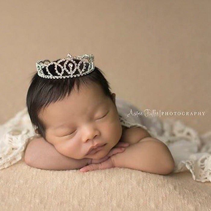 Load image into Gallery viewer, baby crown photo prop - Bianca - Cheerful Lane

