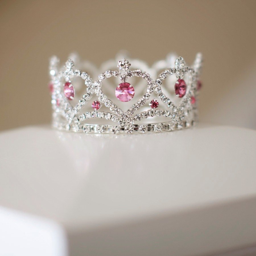 newborn crown for baby photos - Cheerful Lane